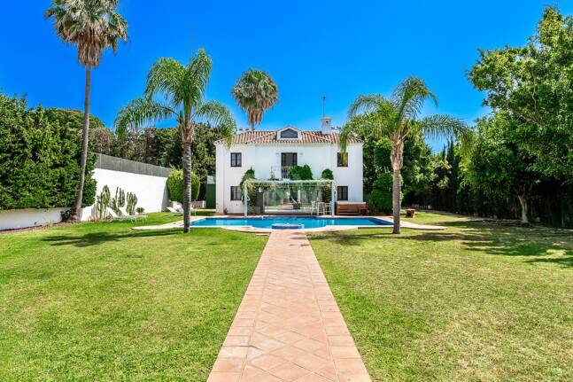 Elegant andalusisk villa i Guadalmina gångavstånd till stranden.
