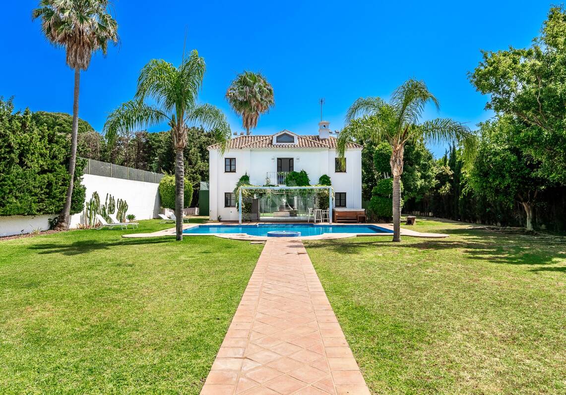 Élégante villa andalouse à Guadalmina à distance de marche de la plage.