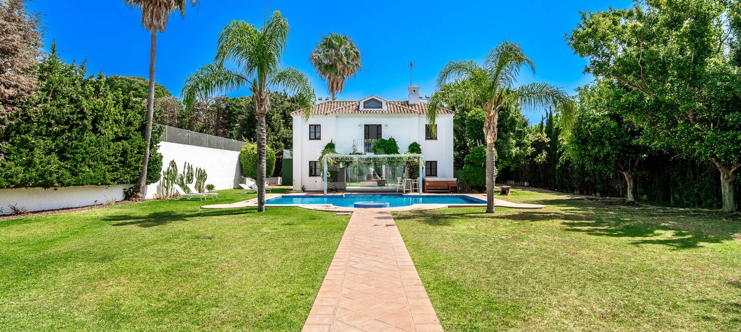 Elegant andalusisk villa i Guadalmina gångavstånd till stranden.
