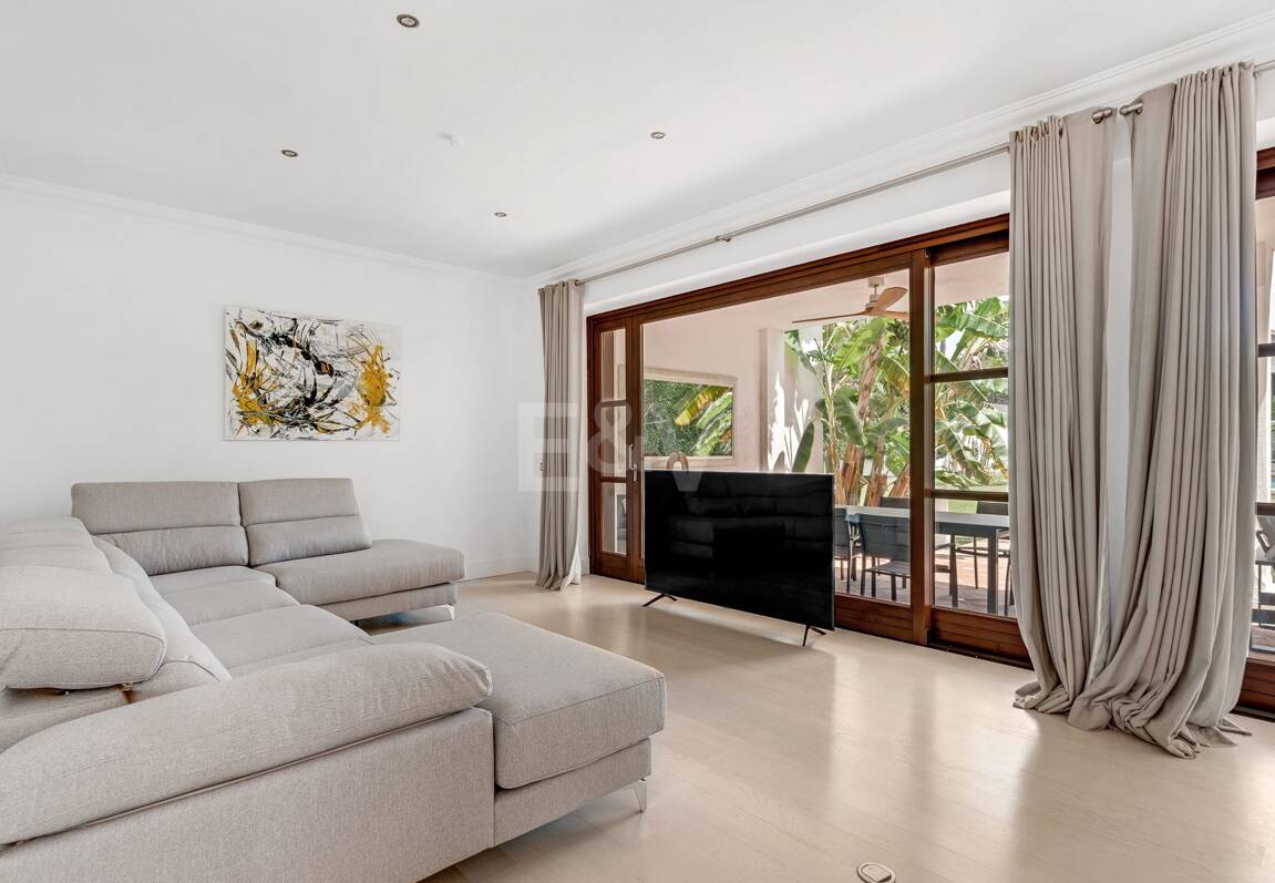 Elegant andalusisk villa i Guadalmina gångavstånd till stranden.