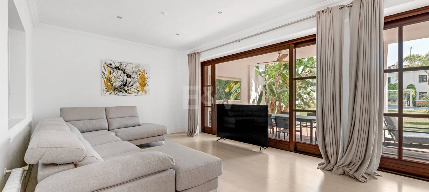 Elegant andalusisk villa i Guadalmina gångavstånd till stranden.