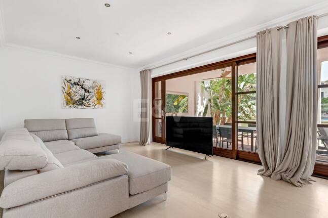 Elegant andalusisk villa i Guadalmina gångavstånd till stranden.