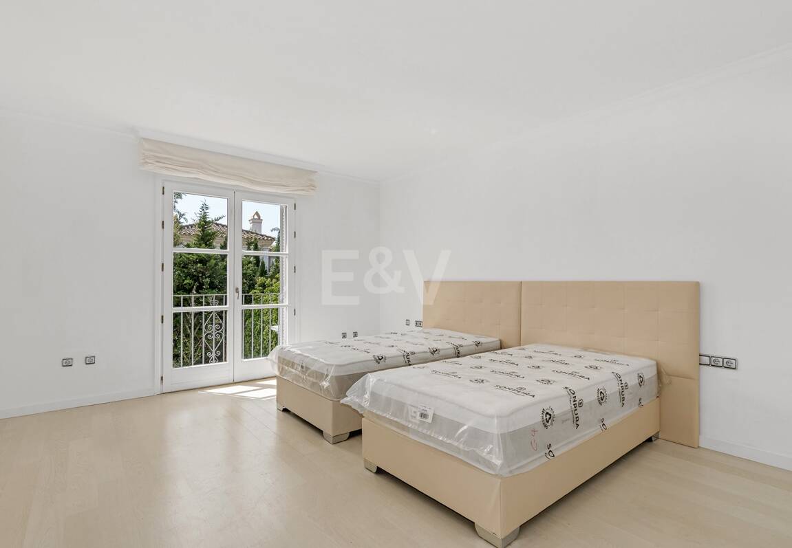 Elegant andalusisk villa i Guadalmina gångavstånd till stranden.