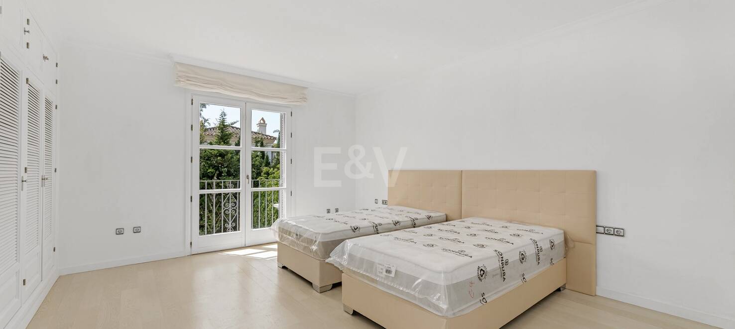 Elegant andalusisk villa i Guadalmina gångavstånd till stranden.