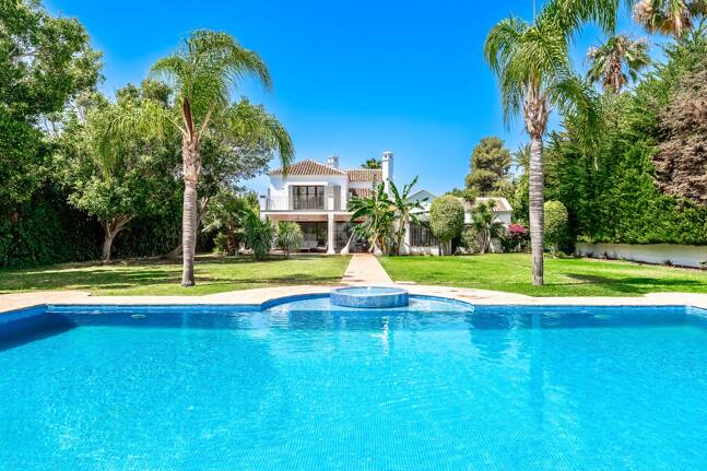 Elegant andalusisk villa i Guadalmina gångavstånd till stranden.