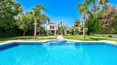 Elegante villa estilo andaluz en Guadalmina a poca distancia de la playa.