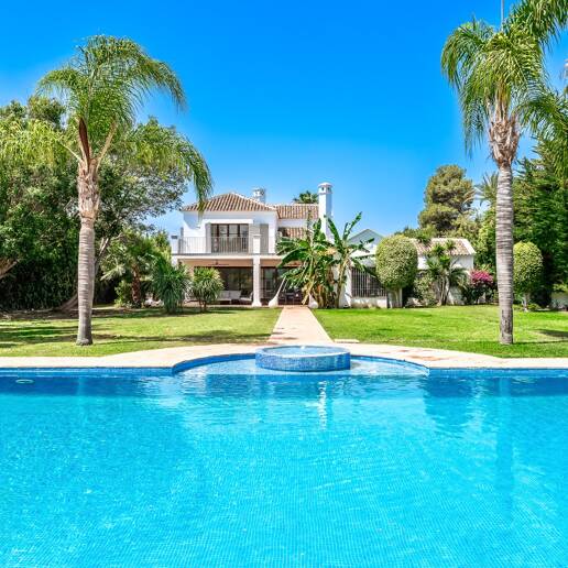 Elegant andalusisk villa i Guadalmina gångavstånd till stranden.