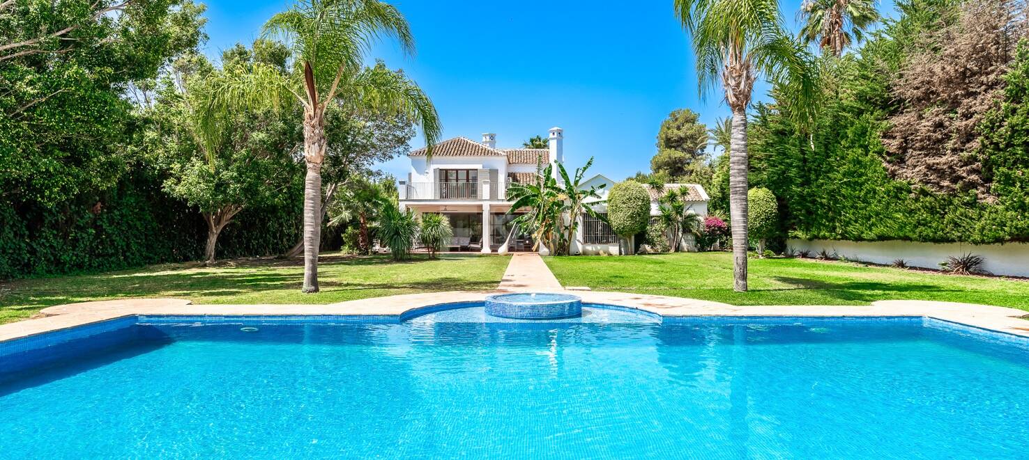 Elegant andalusisk villa i Guadalmina gångavstånd till stranden.