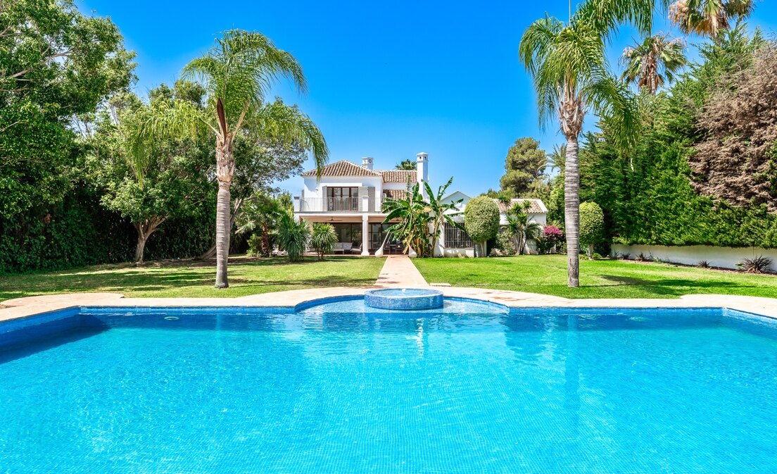 Elegante villa estilo andaluz en Guadalmina a poca distancia de la playa.