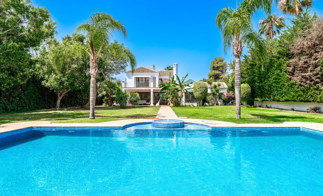 Elegant andalusian villa in Guadalmina walking distance to the beach.