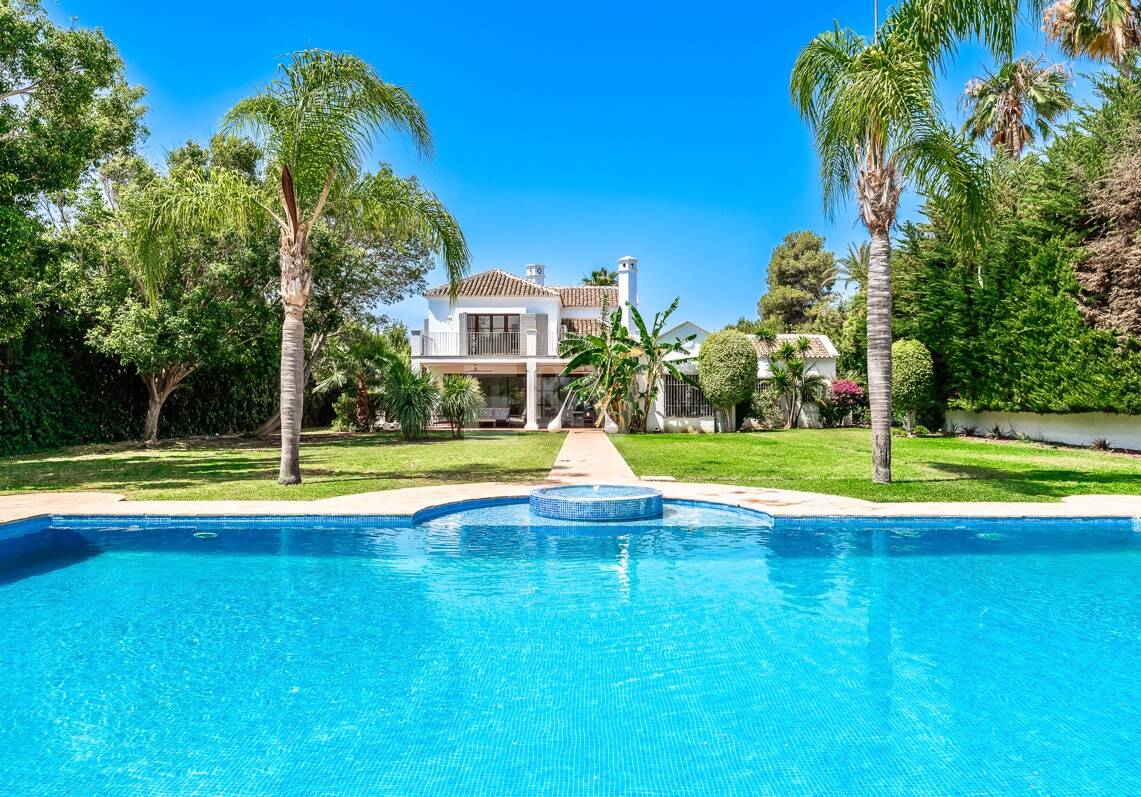 Élégante villa andalouse à Guadalmina à distance de marche de la plage.