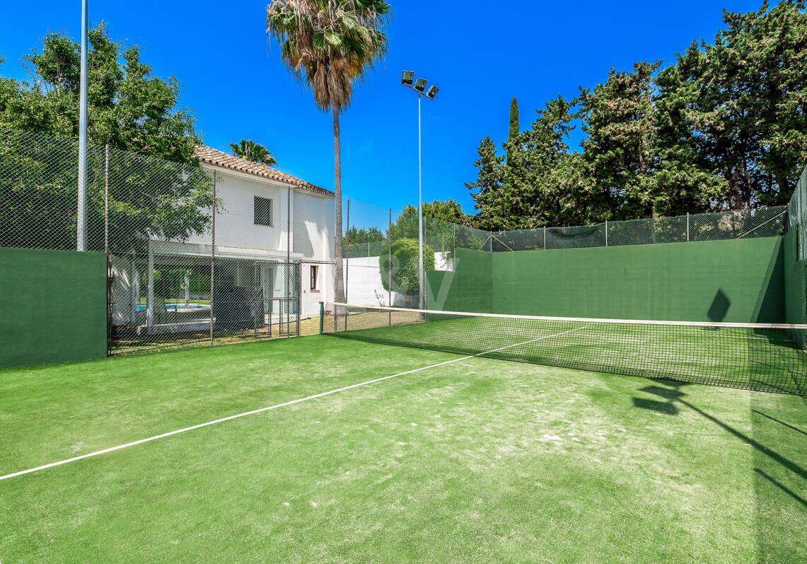 Élégante villa andalouse à Guadalmina à distance de marche de la plage.