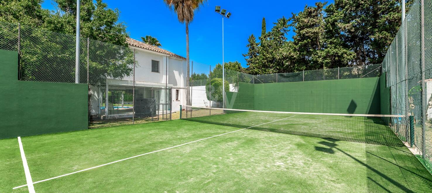Elegant andalusisk villa i Guadalmina gångavstånd till stranden.