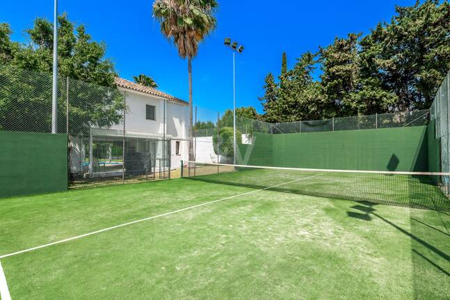 Elegant andalusisk villa i Guadalmina gångavstånd till stranden.