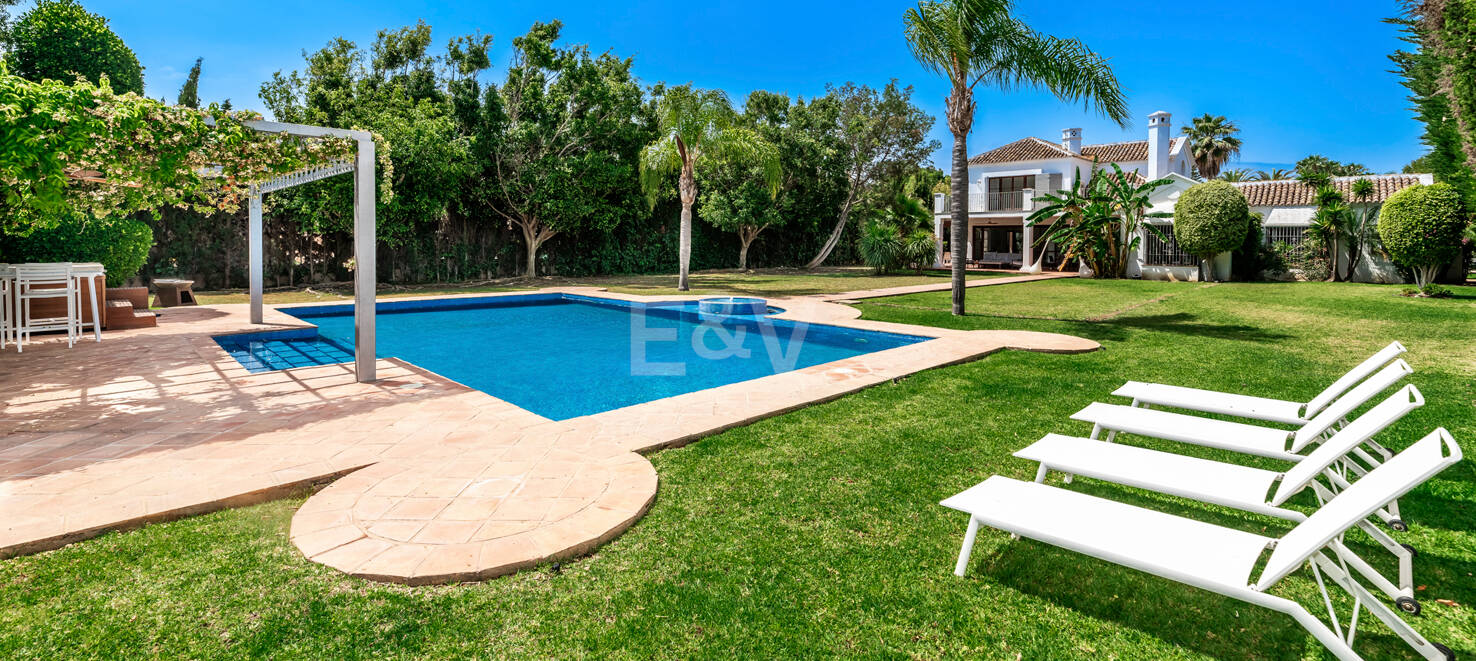Elegant andalusisk villa i Guadalmina gångavstånd till stranden.