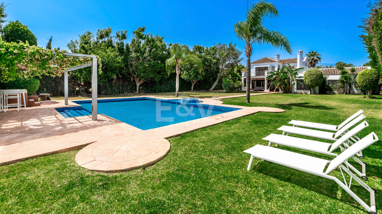 Elegante villa estilo andaluz en Guadalmina a poca distancia de la playa.