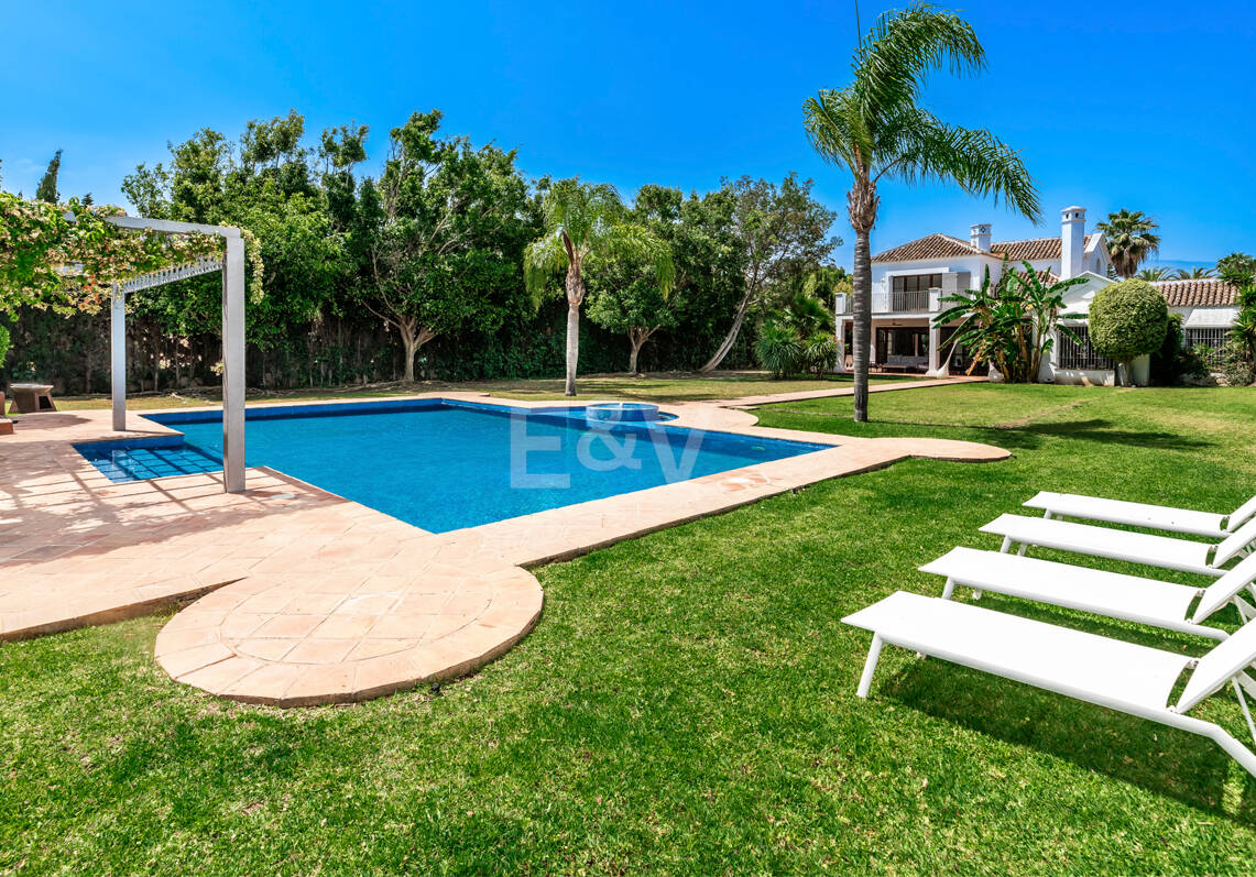Élégante villa andalouse à Guadalmina à distance de marche de la plage.
