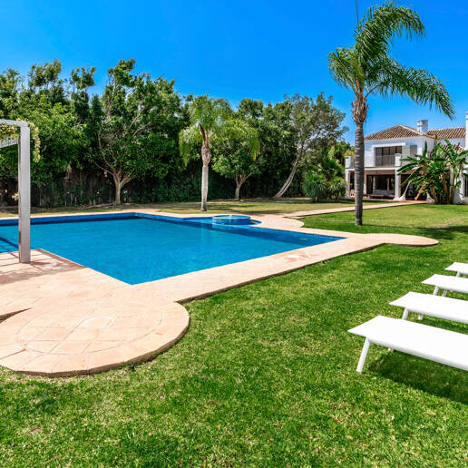 Elegant andalusisk villa i Guadalmina gångavstånd till stranden.