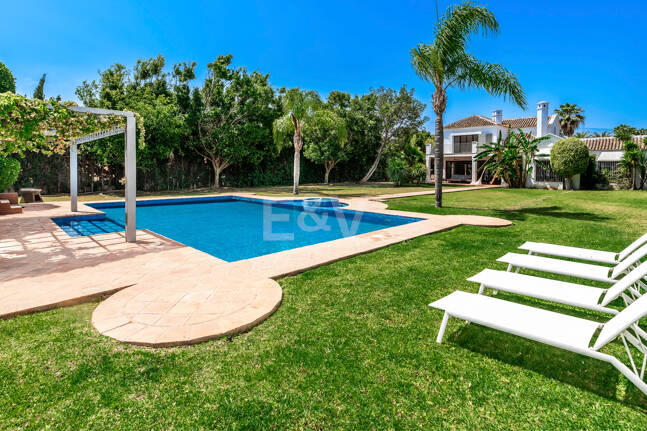 Elegant andalusisk villa i Guadalmina gångavstånd till stranden.