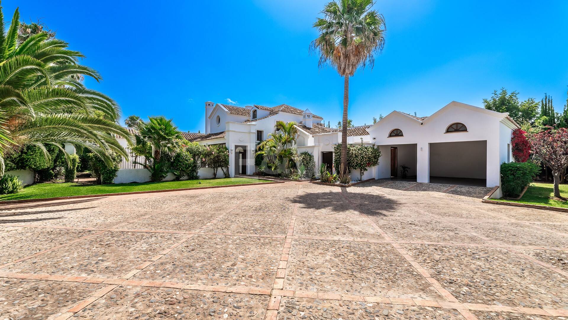 Elegant andalusian villa in Guadalmina walking distance to the beach.