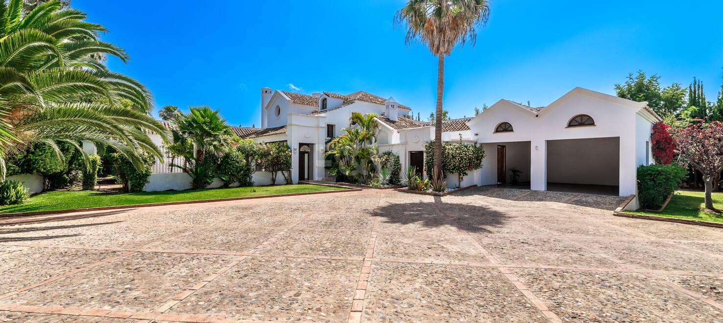 Elegant andalusisk villa i Guadalmina gångavstånd till stranden.