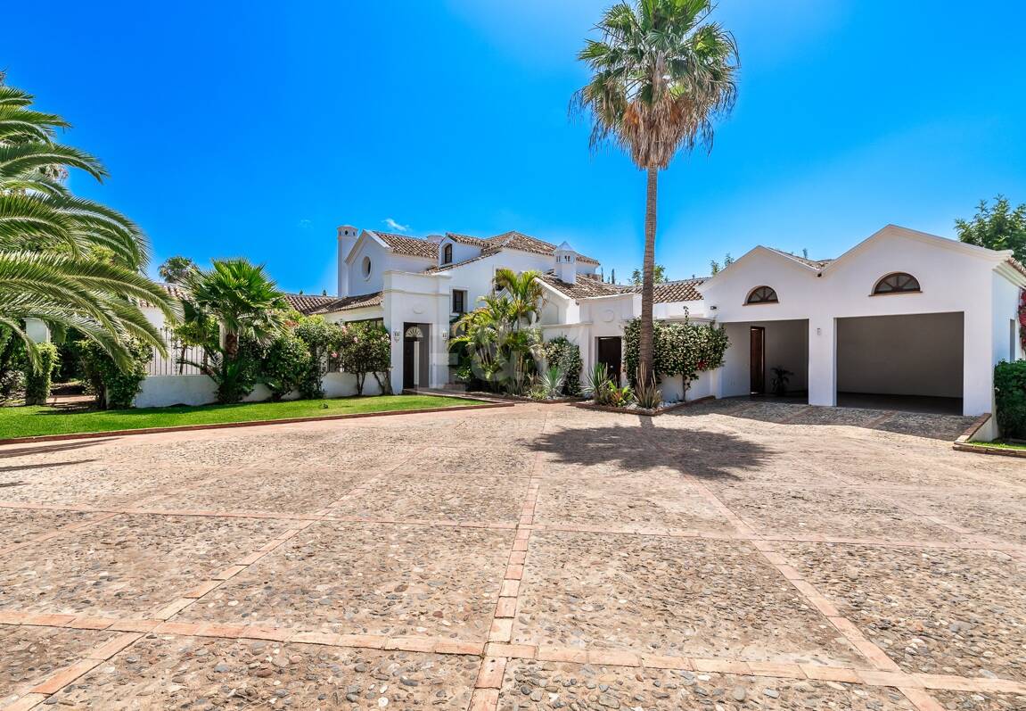 Elegant andalusisk villa i Guadalmina gångavstånd till stranden.