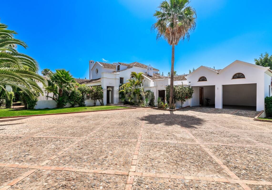 Élégante villa andalouse à Guadalmina à distance de marche de la plage.