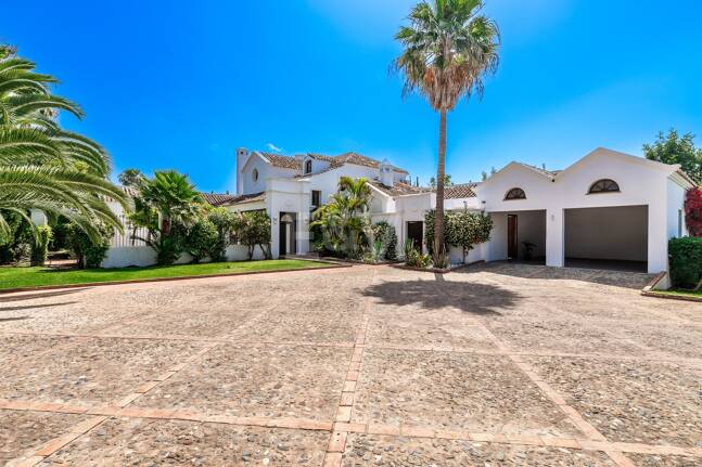 Elegant andalusisk villa i Guadalmina gångavstånd till stranden.