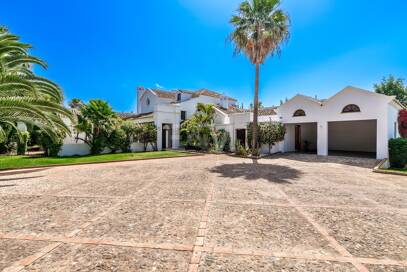 Elegant andalusisk villa i Guadalmina gångavstånd till stranden.