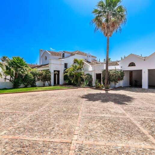 Elegant andalusisk villa i Guadalmina gångavstånd till stranden.