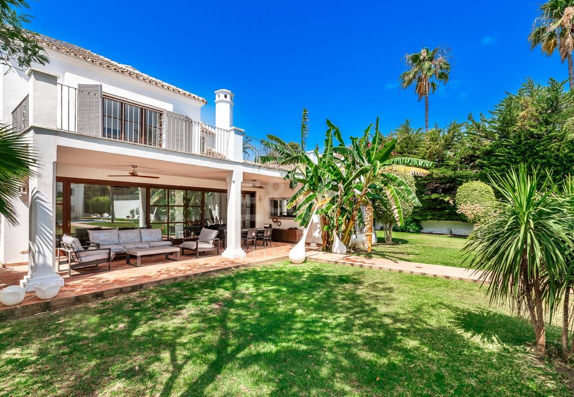 Elegant andalusisk villa i Guadalmina gångavstånd till stranden.