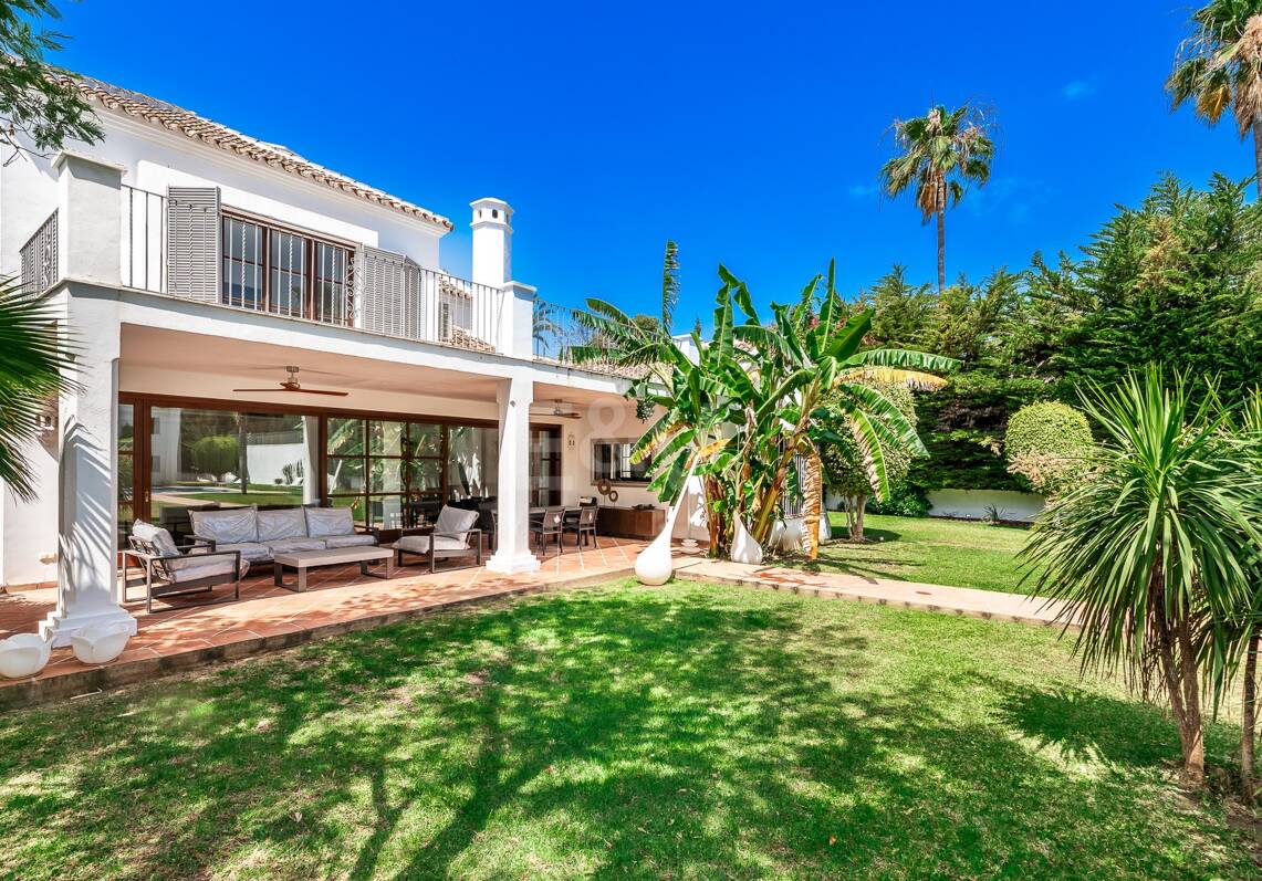 Élégante villa andalouse à Guadalmina à distance de marche de la plage.