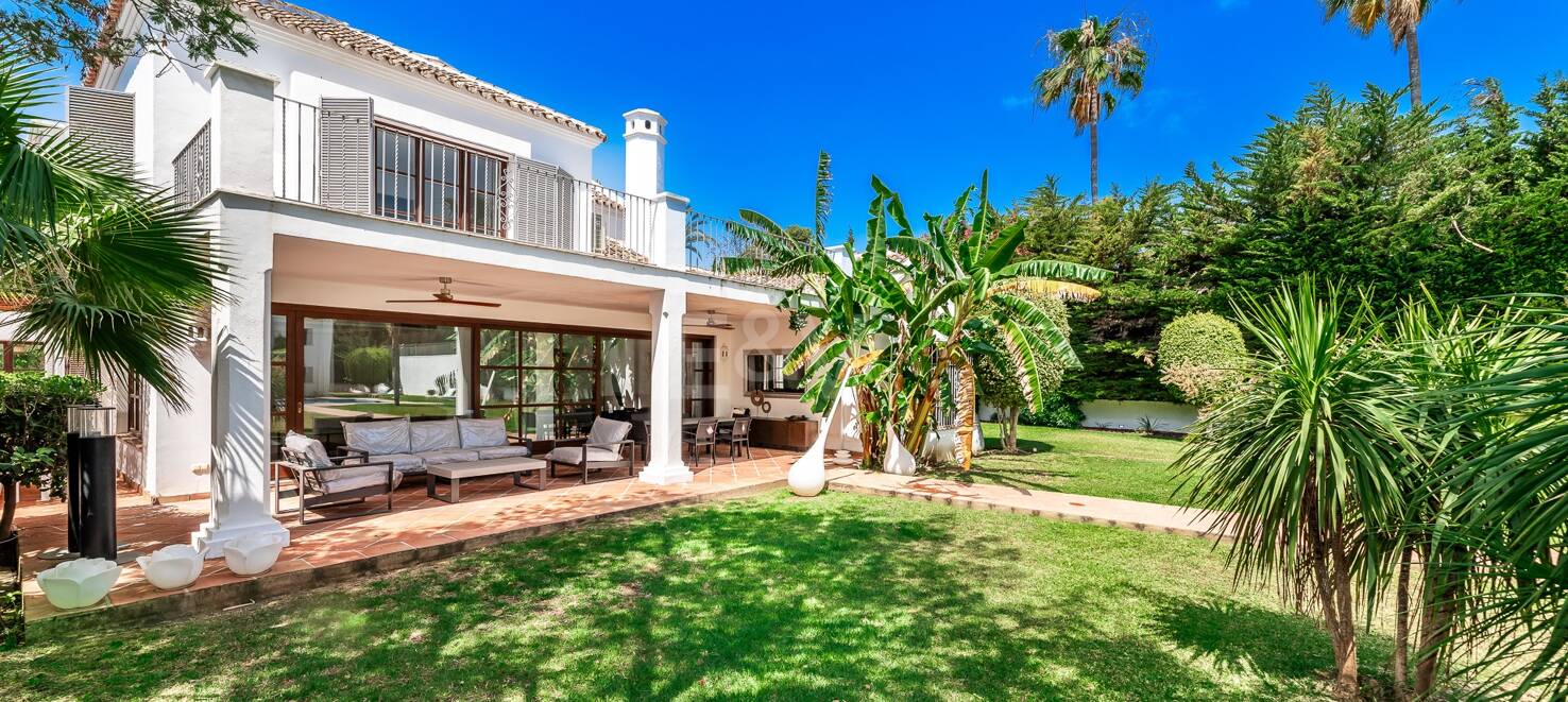 Elegant andalusisk villa i Guadalmina gångavstånd till stranden.