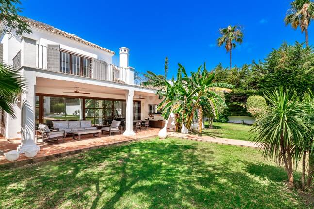 Elegant andalusisk villa i Guadalmina gångavstånd till stranden.