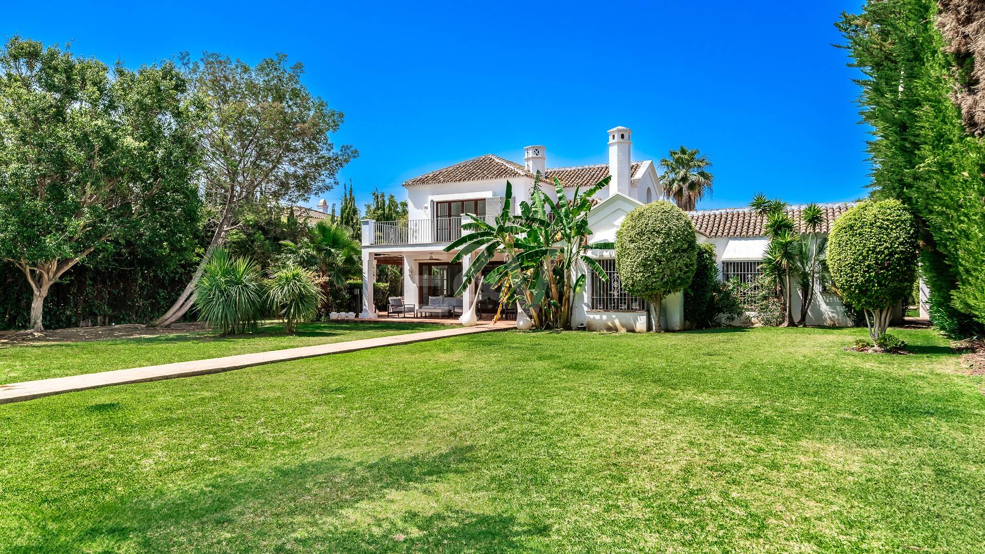 Elegant andalusisk villa i Guadalmina gångavstånd till stranden.