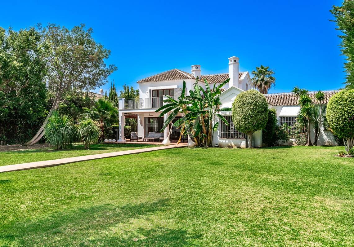 Élégante villa andalouse à Guadalmina à distance de marche de la plage.