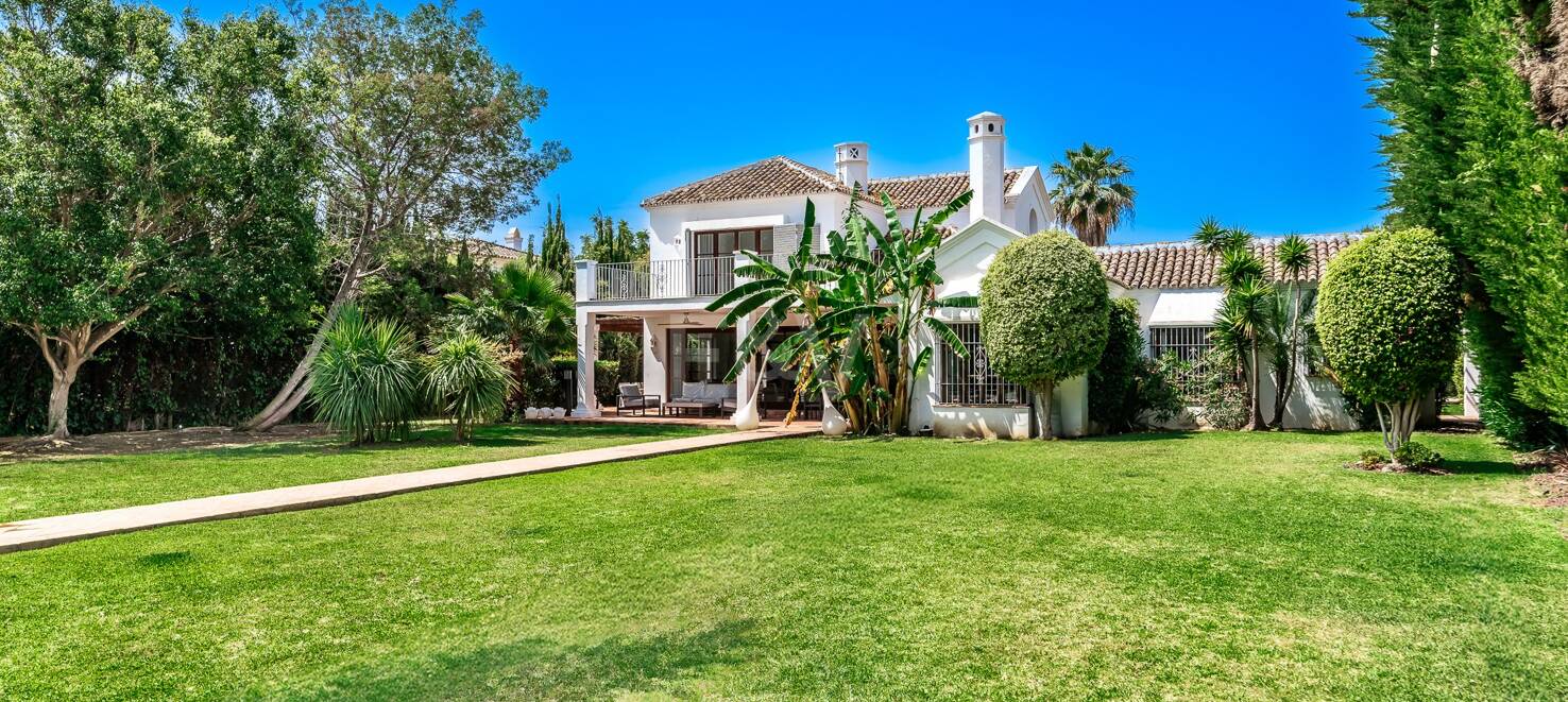 Elegant andalusisk villa i Guadalmina gångavstånd till stranden.