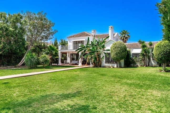 Elegant andalusisk villa i Guadalmina gångavstånd till stranden.