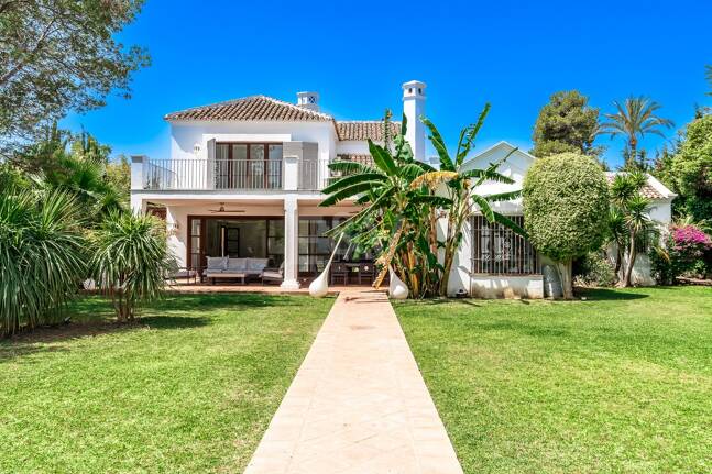 Elegant andalusisk villa i Guadalmina gångavstånd till stranden.