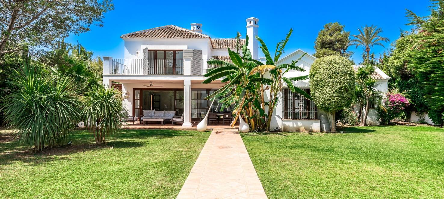 Elegant andalusisk villa i Guadalmina gångavstånd till stranden.