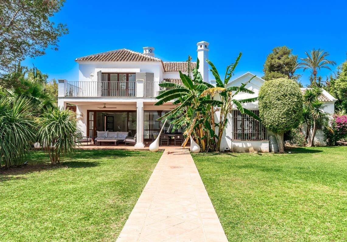 Élégante villa andalouse à Guadalmina à distance de marche de la plage.