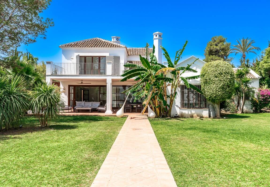 Elegant andalusisk villa i Guadalmina gångavstånd till stranden.