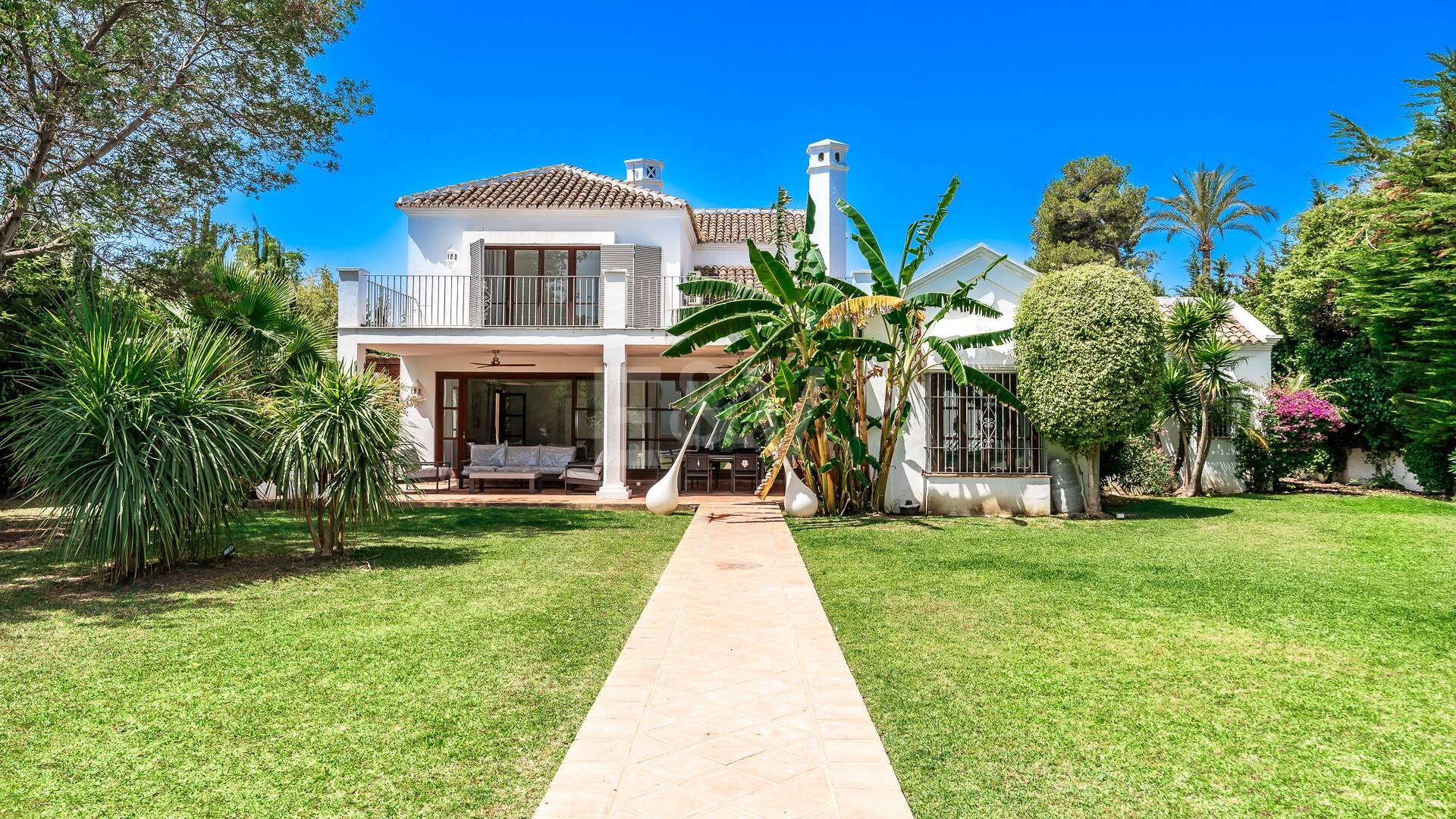 Elegant andalusian villa in Guadalmina walking distance to the beach.