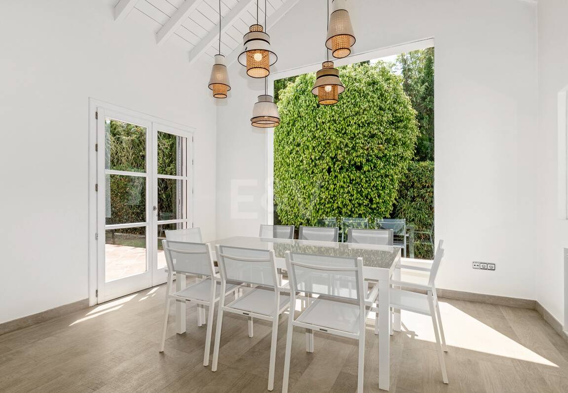 Elegant andalusisk villa i Guadalmina gångavstånd till stranden.