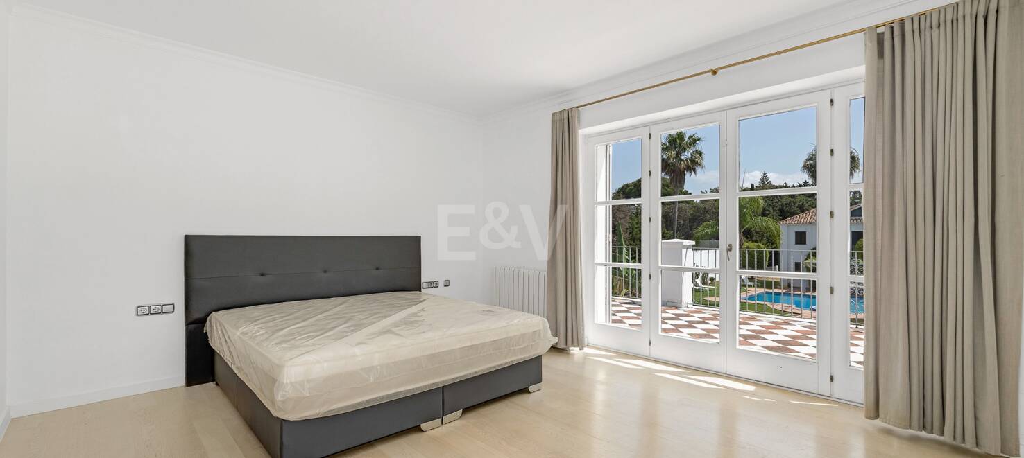 Elegant andalusisk villa i Guadalmina gångavstånd till stranden.
