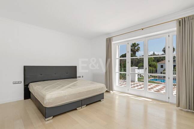 Elegant andalusisk villa i Guadalmina gångavstånd till stranden.