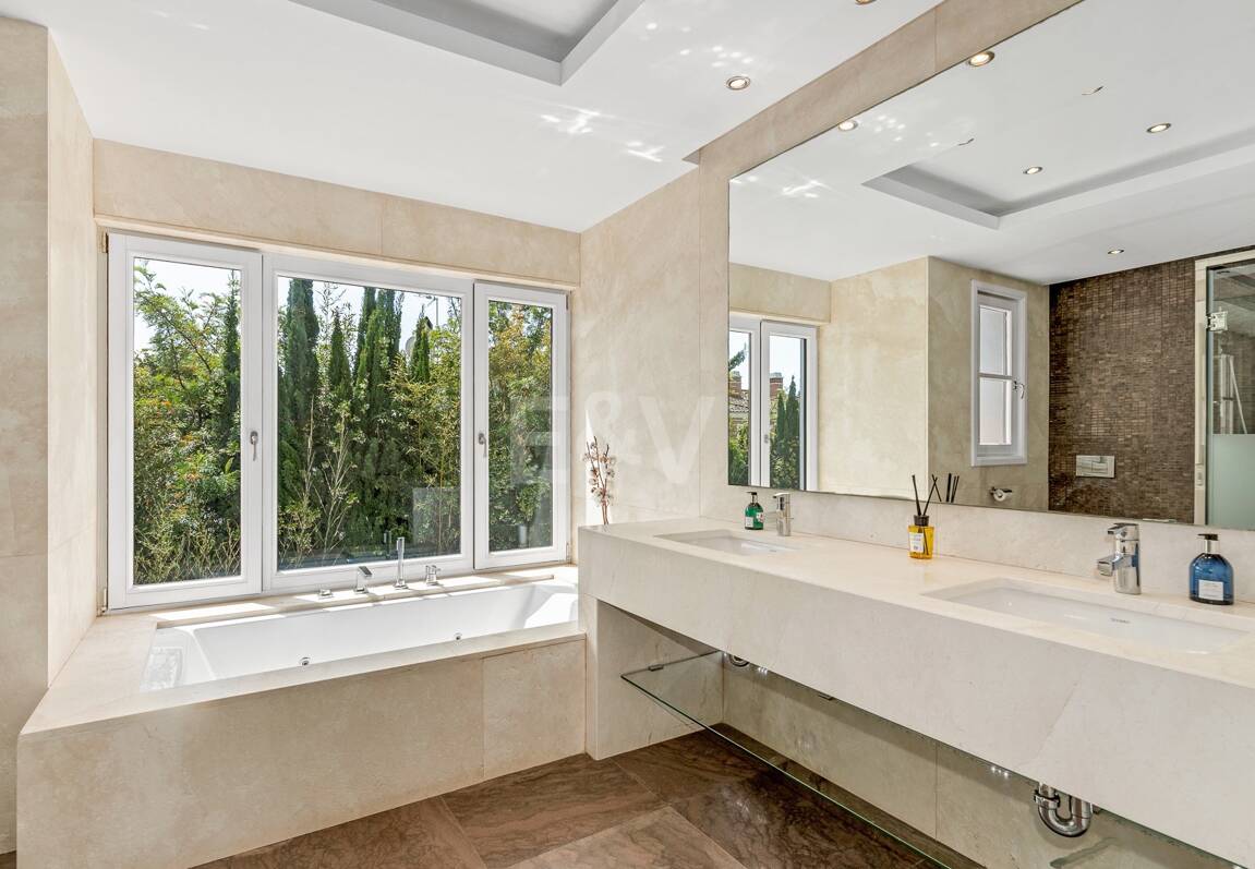 Elegant andalusisk villa i Guadalmina gångavstånd till stranden.