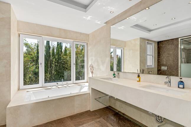 Elegant andalusisk villa i Guadalmina gångavstånd till stranden.