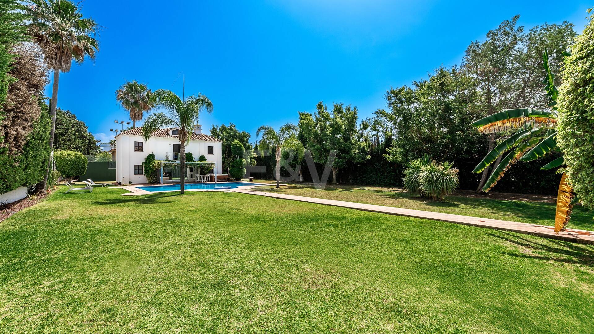 Elegant andalusian villa in Guadalmina walking distance to the beach.