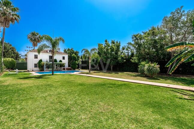 Elegant andalusisk villa i Guadalmina gångavstånd till stranden.